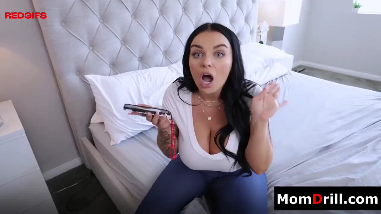 Step Mom Can Handle Two Dicks at Once!
