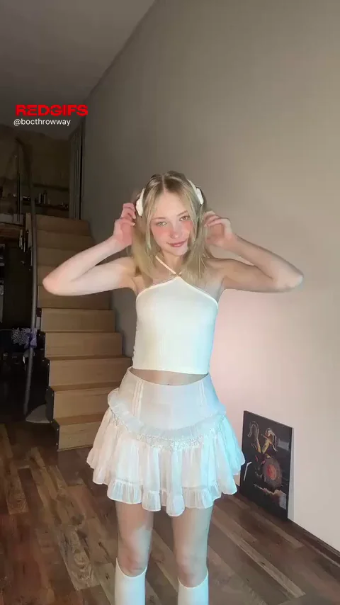 Blonde Cutie Strips Bare: Naked or Nah?