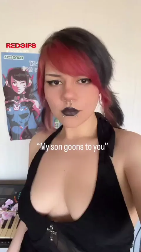 Petite Goth Babe Takes Your Stares as Compliments 😈💋
