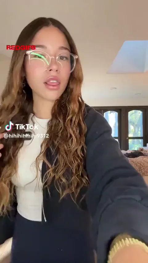 Petite TikTok Thot's Epic Ass Jiggle 🍑🔥
