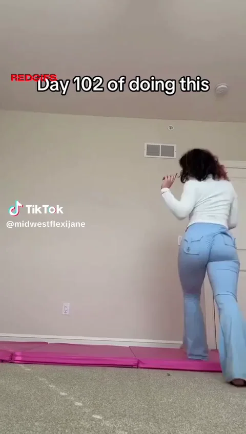 Petite TikTok Thot Arches Her Thick PAWG Ass in Tight Jeans