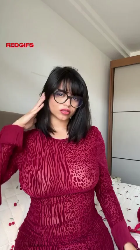 Juicy Naturals Tease: Glasses Babe's Leopard Print Tit Show
