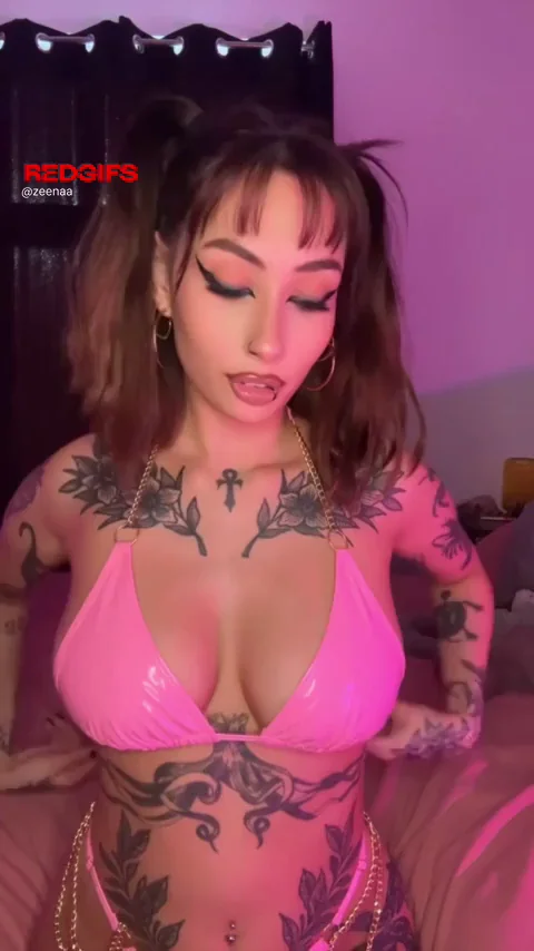 Titty reveal in bikini is a turn on