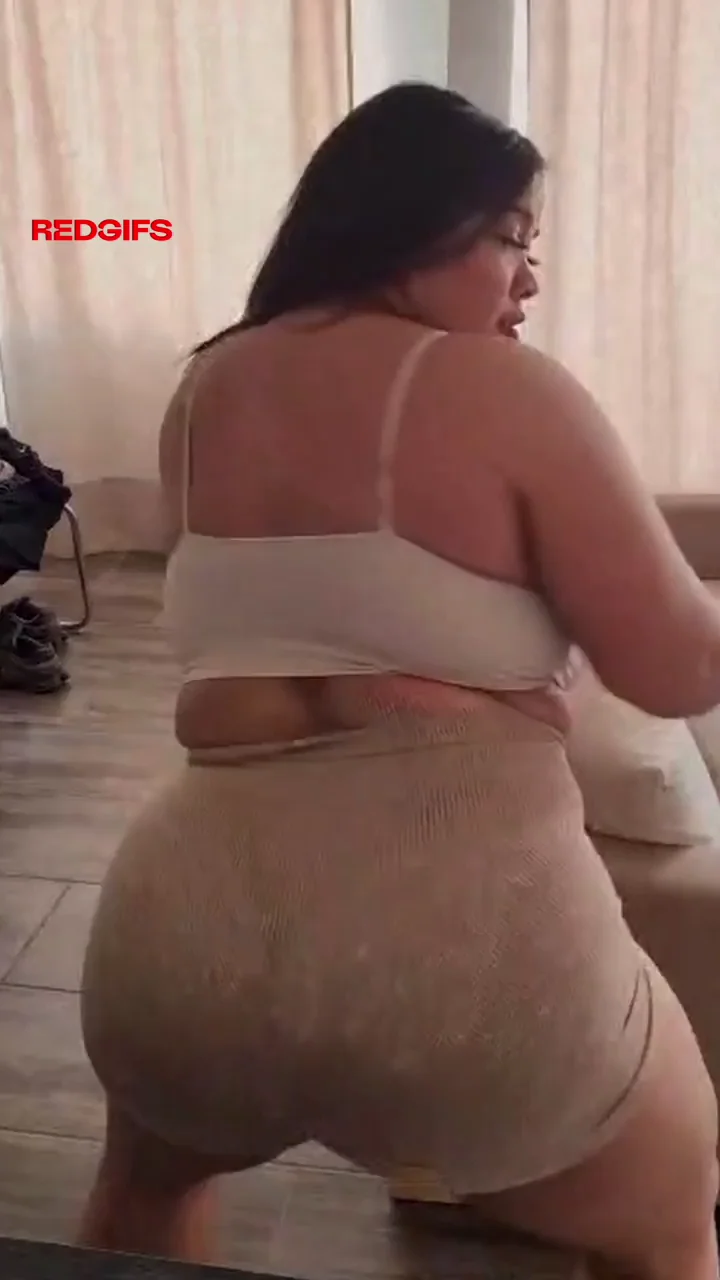 Tiny shorts + a little twerk = dangerous combo. Are you handling this well?