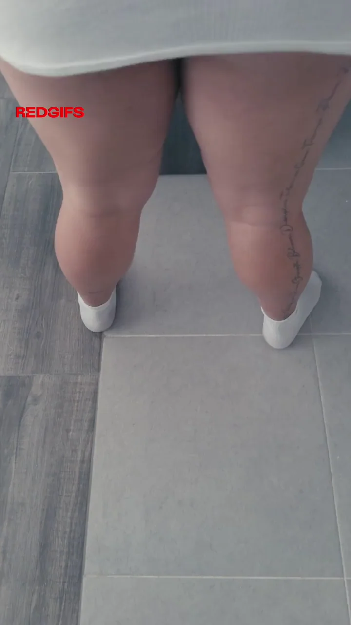 White shirt on, booty popping anyway 😌 Be honest… did your jaw drop or just your eyes?
