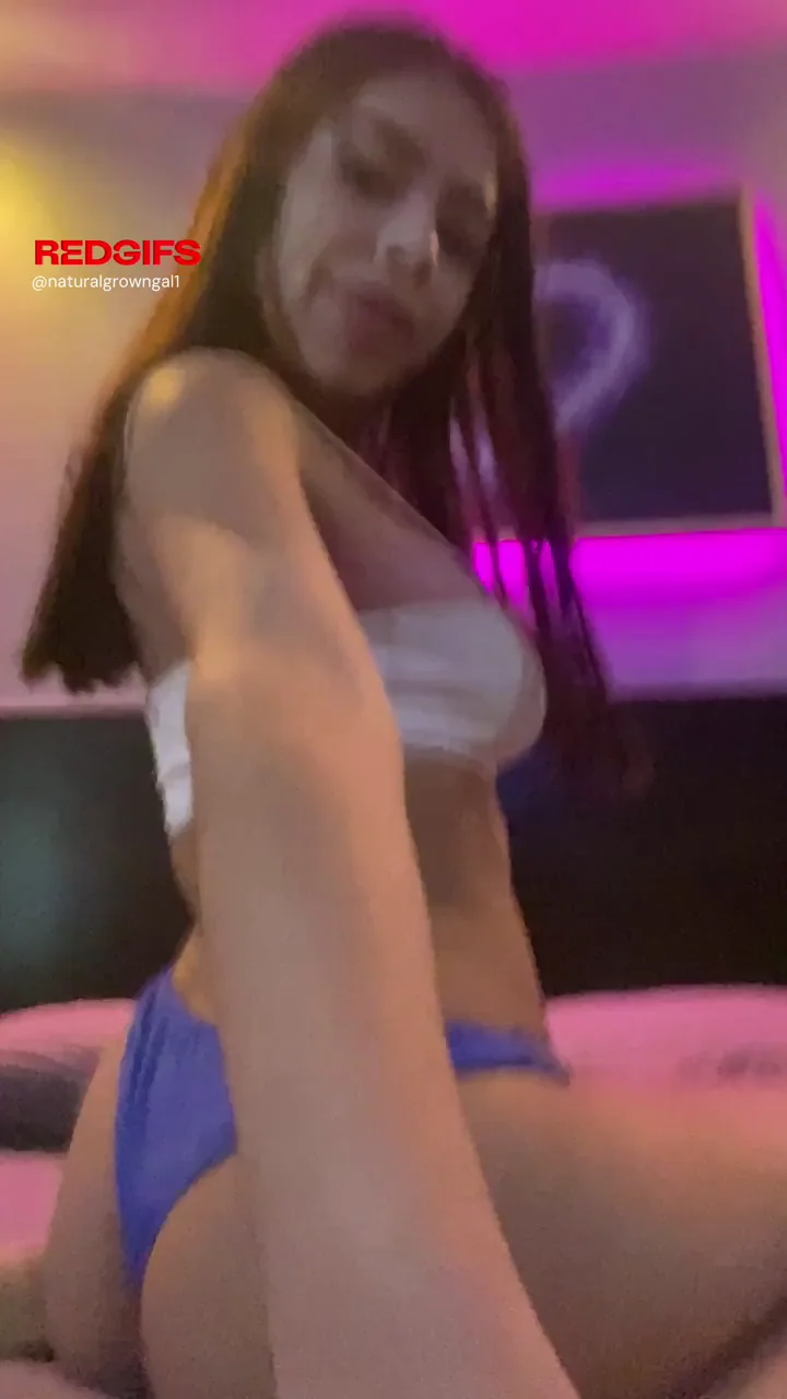 Early Twerkmas 🍑💦 Big Booty Babe Shakes for Santa