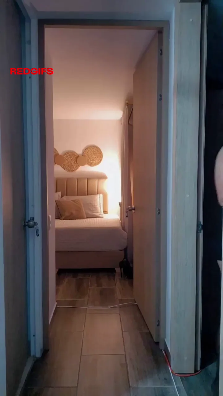 Serving hallway heat with every shake—don’t say I didn’t warn you. 🔥🍑 Think you could keep up with this energy or would you tap out first? 👀💋