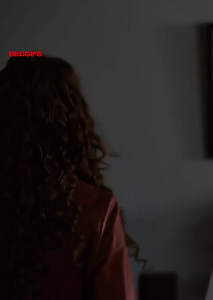 Anne Hathaway's Juicy Tits Tease in Love & Other Drugs