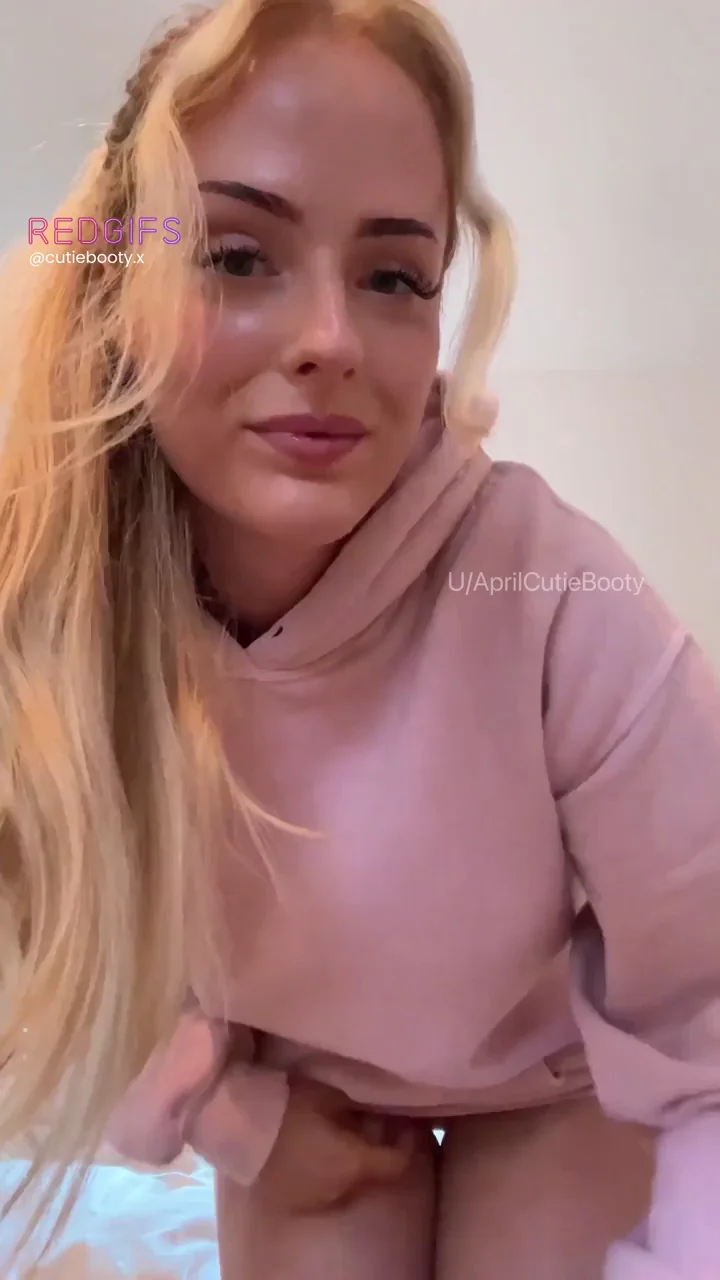 Petite Whooty Bombshell's Hoodie Ass Reveal Tease
