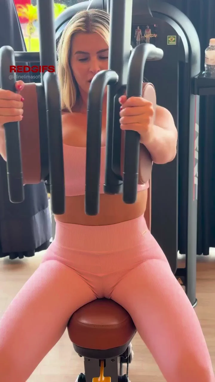 Yoga Pants Gym Slut Builds Lip Strength with Massive Tits 💋🍑