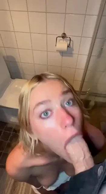 💦 Messy Blonde Teen Deepthroats in Bathroom Slut Session 😈