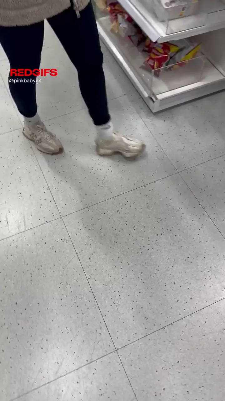 🎄 Christmas Shopping Tit Flash in Public Store 😈