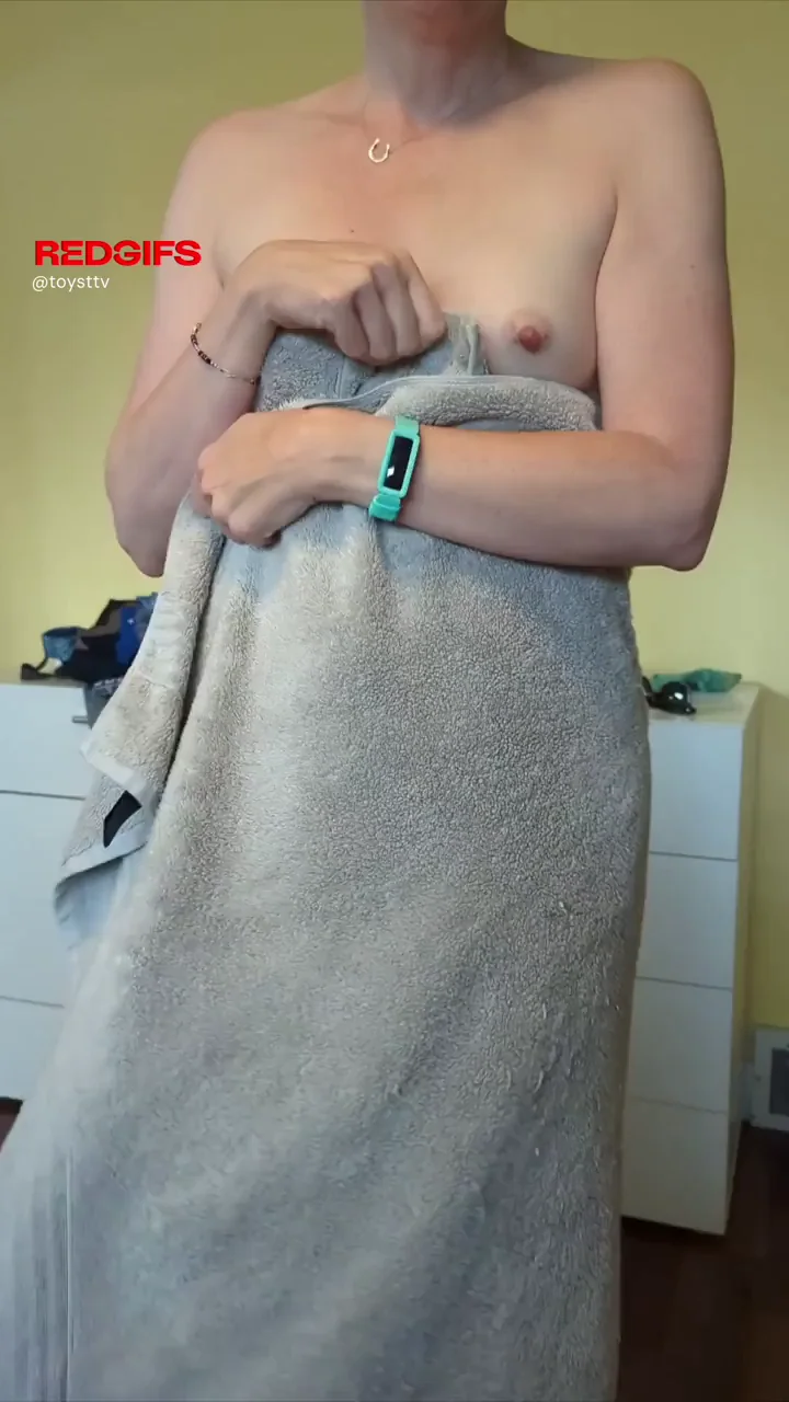 Quick Towel Tease: MILF Flashes Perky Small Tits Before Work 😈💦
