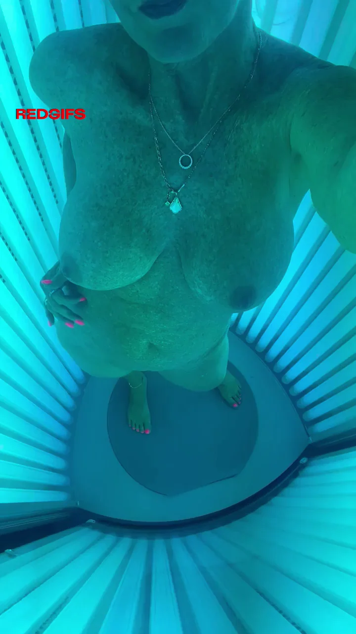 Naughty MILF Teasing Her Massive Tits in Tanning Bed 💋🔥