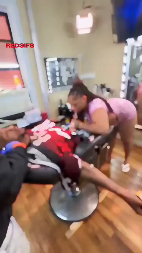 Thick Ebony Barber Slut Deepthroats in the Shop 😩💦🍆