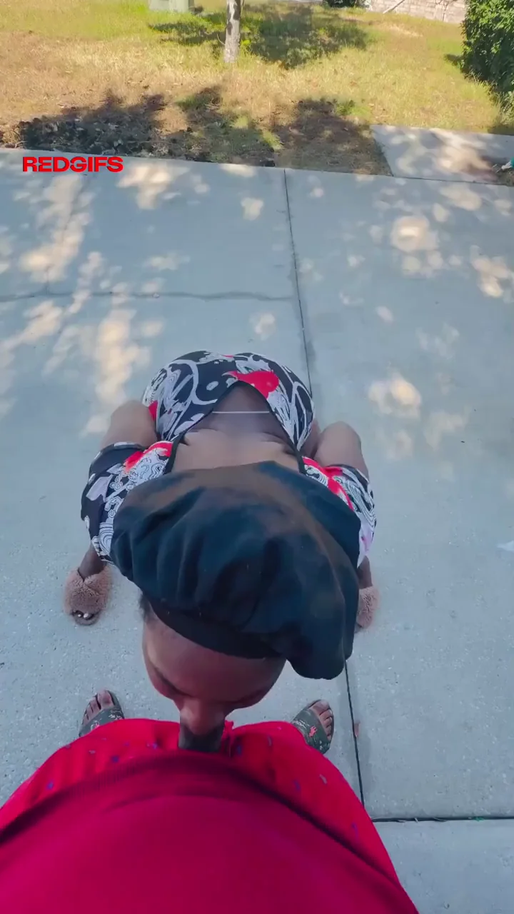 Ebony Throat Queen Slobs Knob on Public Sidewalk