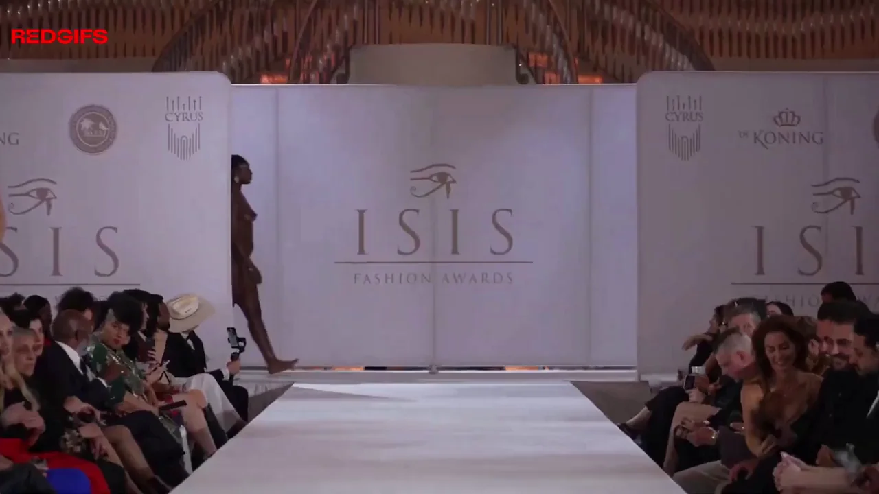 🔥 Joa Nova's Naked Strut at Isis Fashion Awards 2025 🖤👅