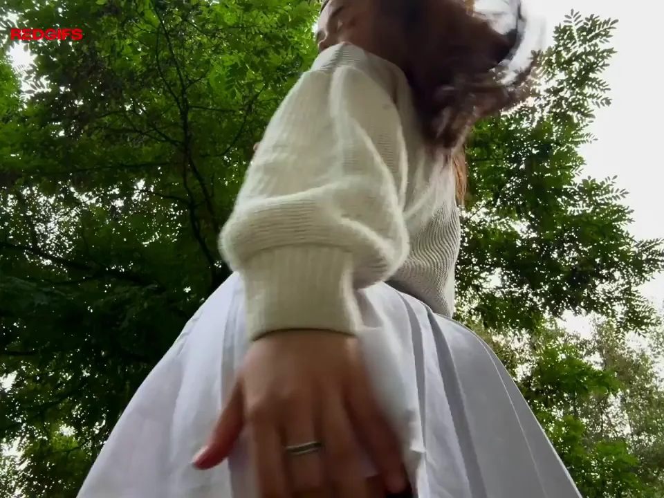 Peeping Thrill: Slut Lifts Skirt to Flash Juicy Ass Outdoors