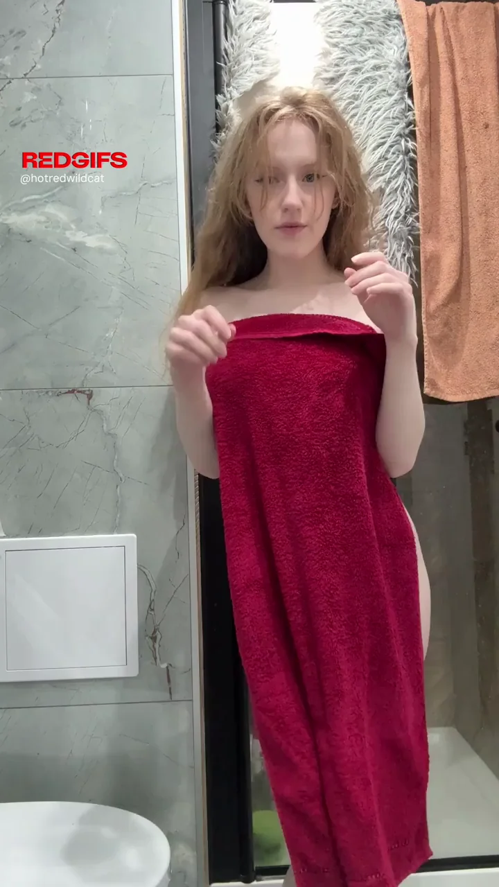 Towel Tease Bombshell Drops It All in Steamy Shower 😈💦