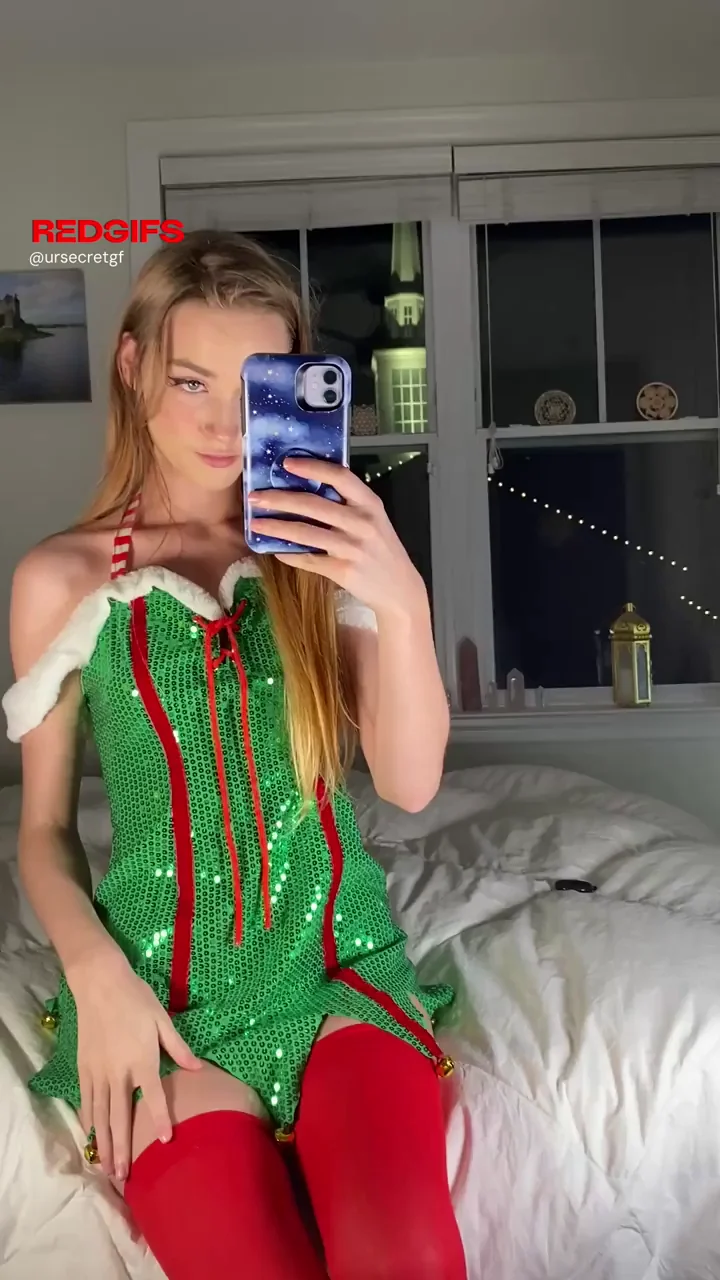 I love flaunting my elven pussy