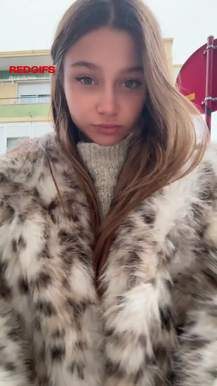 Public peek moment