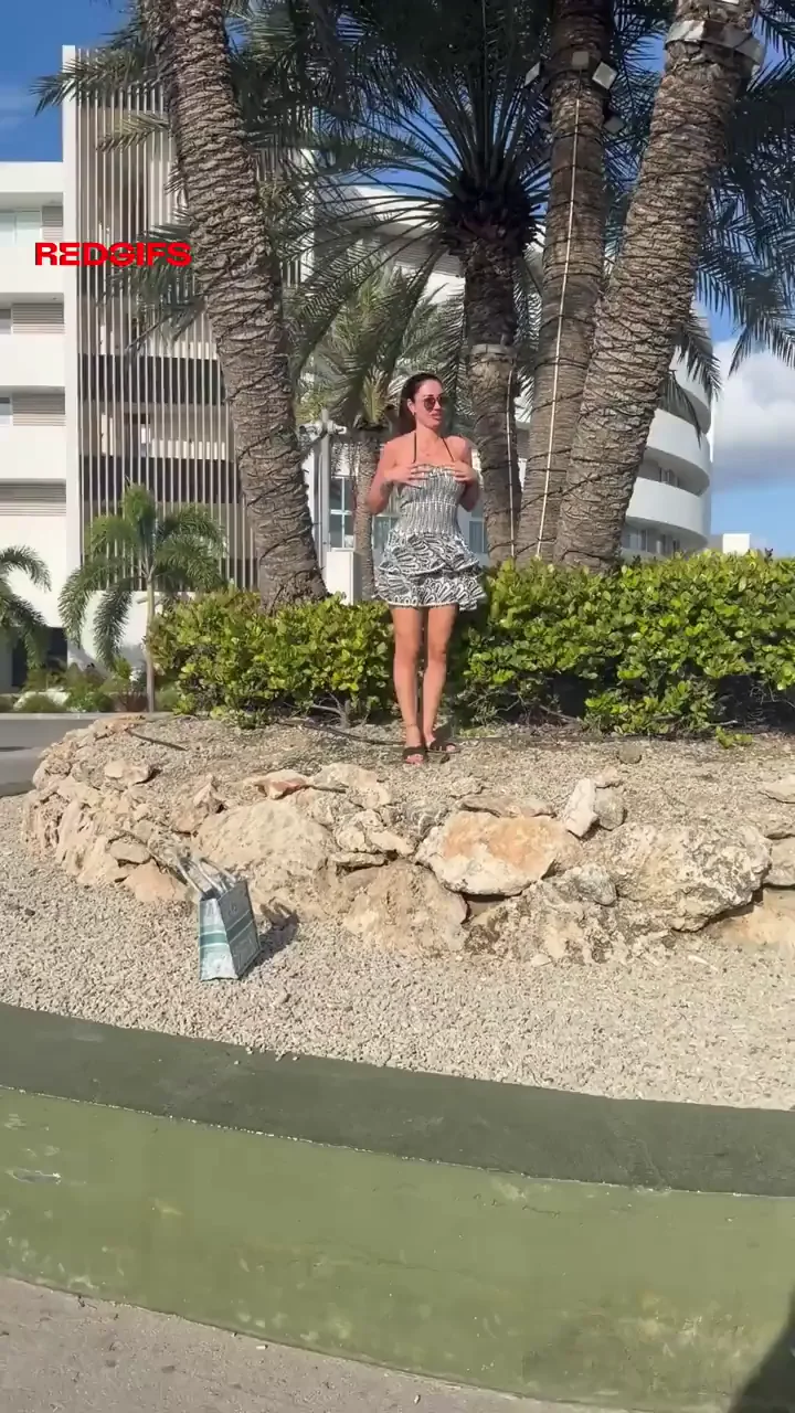 Beach Exhibitionist👣