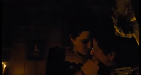 Rachel Weisz & Olivia Colman: Sultry Candlelit Sapphic Kiss
