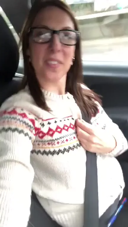 Driving around showing off my mum bod. Hope I didn’t cause too much trouble!?????(f)