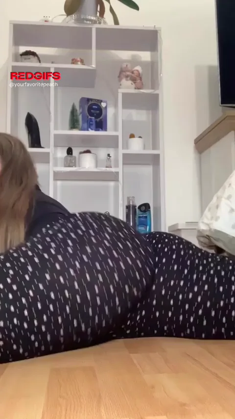 Phat Ass White Girl Begs: Eat This Juicy Booty? 🍑😈