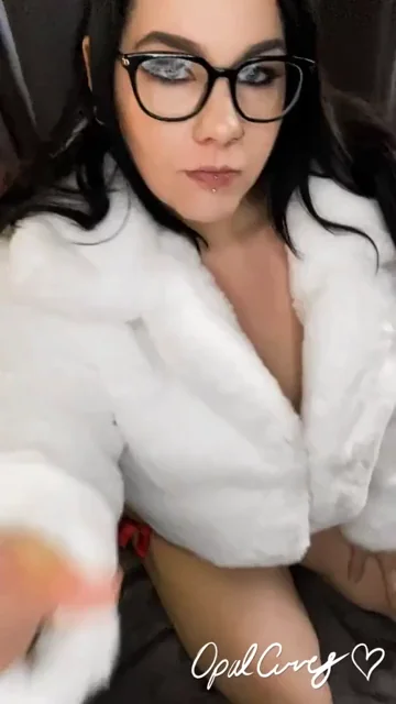 Showing off my massive tits in my fluffy fur coat ?
