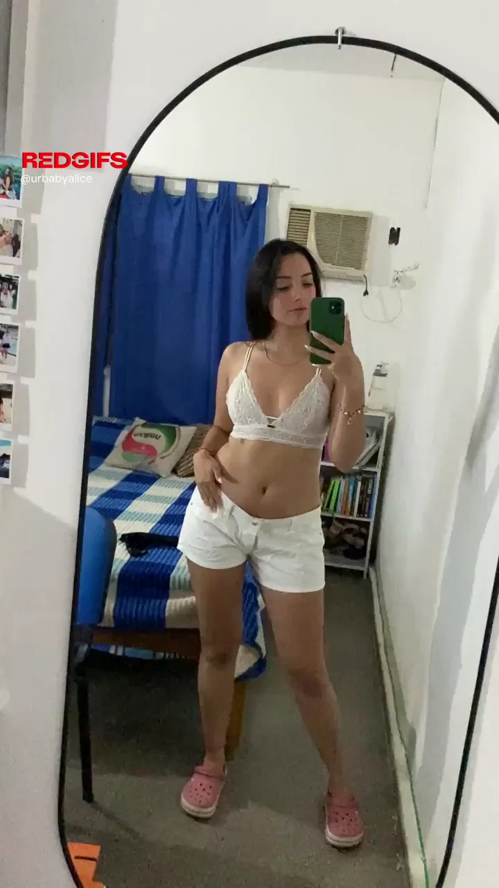 Who wants to taste an 18 year old pussy 🤤😩