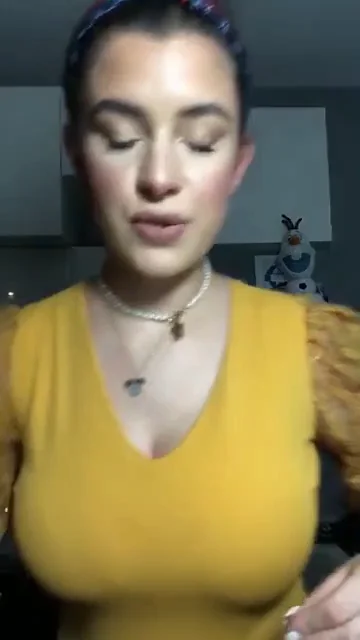 🔥 Streamer's Killer Curves & Tits Tease 😍