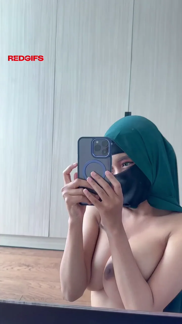 Hijabi Slut's Massive Tits Tease in Emerald Veil