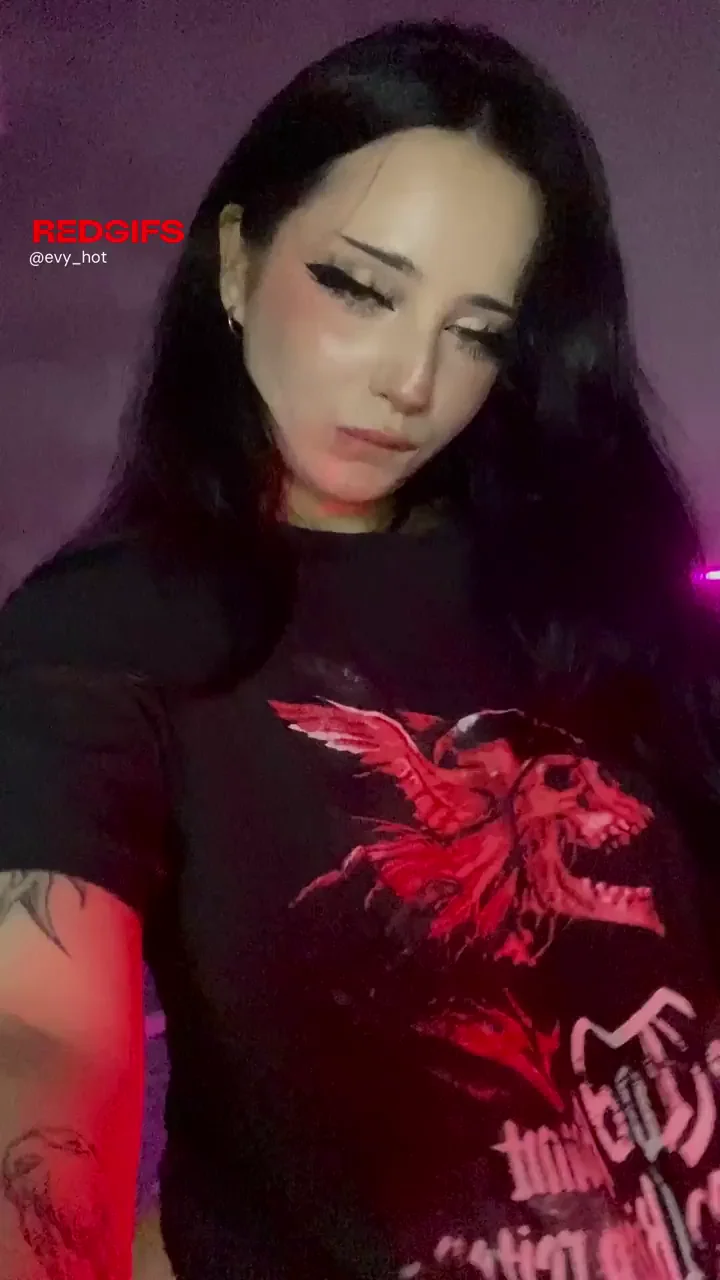 I suddenly feel like showing off my nice tits