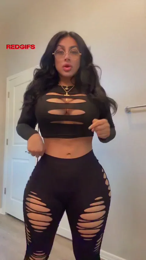 🔥 Mayel Meraz's Massive Latina Ass Twerk in Ripped Leggings 🍑💦