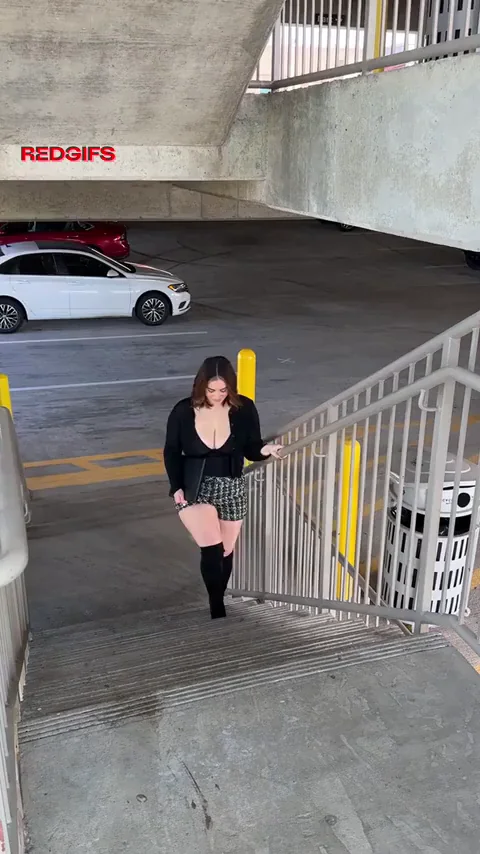 🔥 Kelly's Parking Garage Booty Tease 🍑 @kellymonroexoxo