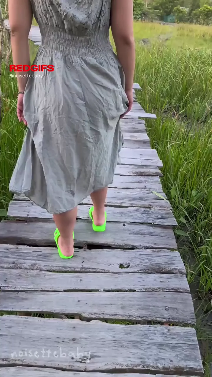 Asian Teen's Massive Booty Shaking on Public Boardwalk