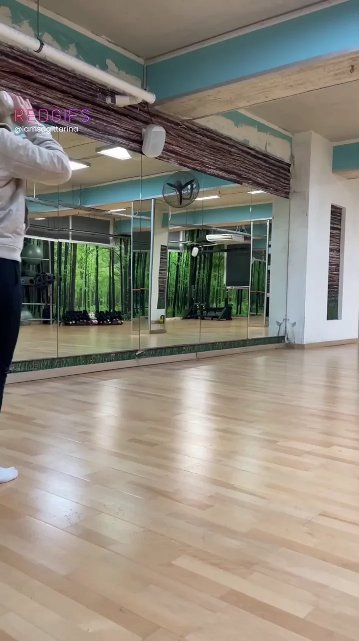 Blonde Gymnast's Ass-Clenching January Gym Tease ☕🍑