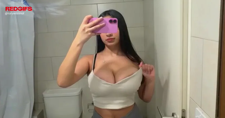 Slutty Mirror Selfie Tease in the Bathroom 💦🪞