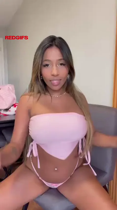 🍑 Thick Ebony Babe Starts Her Day Rubbing That Wet Pussy 💦