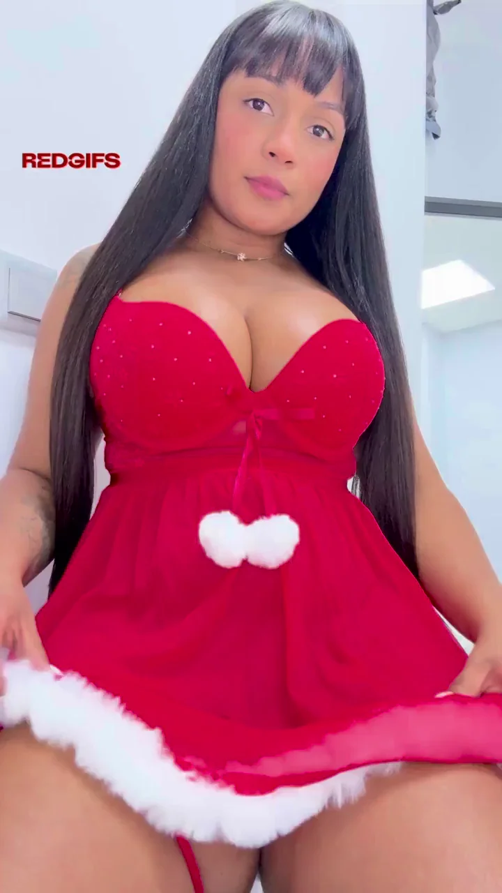 Ebony Santa Slut's Juicy Pussy Tease Peek 🔥🍑