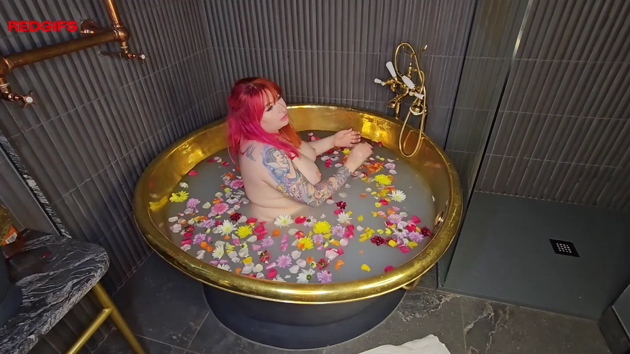 Tatted milf in the tub