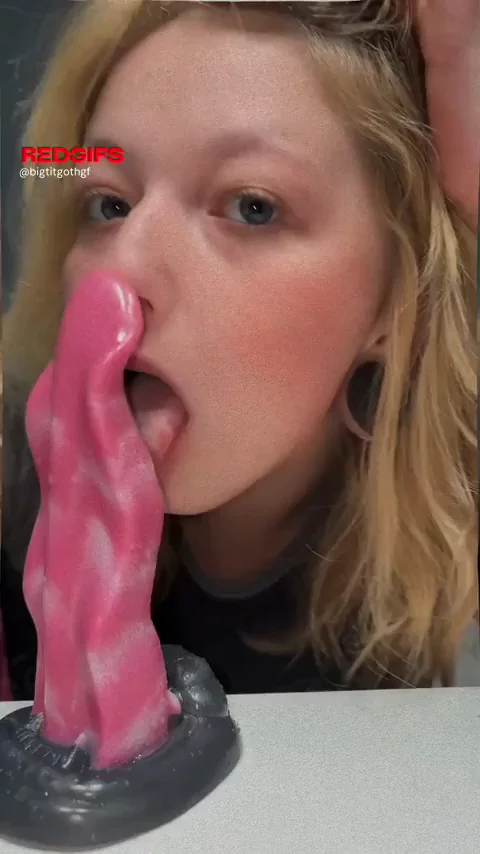 Need a feral goonette to share this huge tongue with🫣 we can use it on each other &amp; see who makes who cum faster