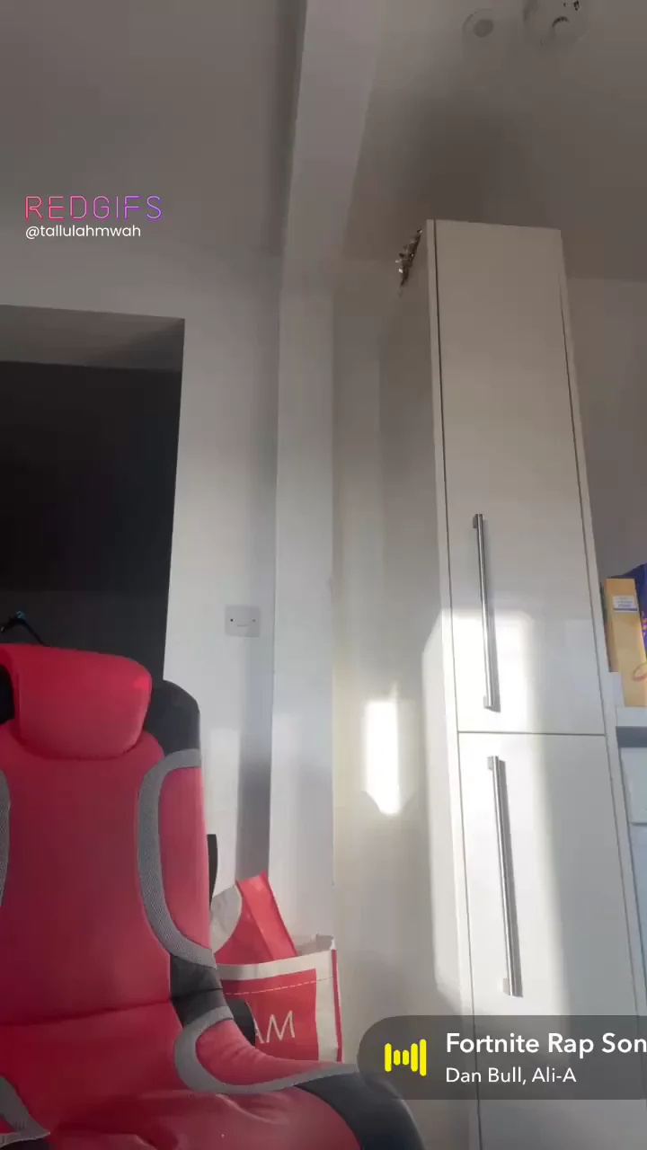 This is what an English Fortnite player looks like 🤭
