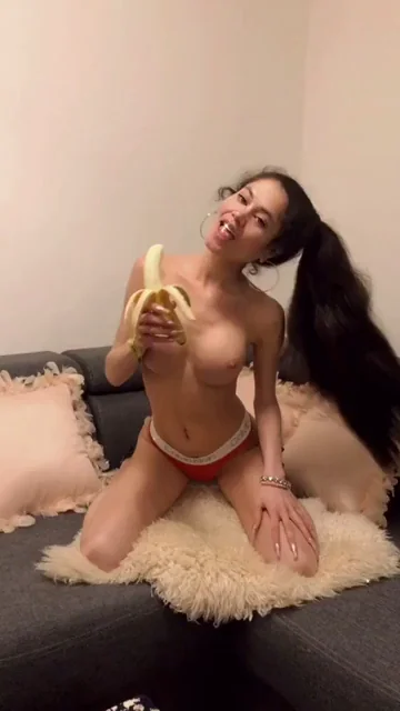 Upvote for a free nude in your dm ?????