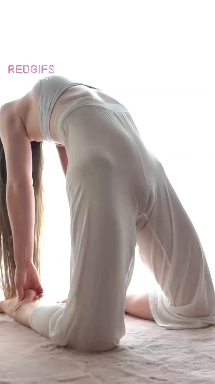Bending Over in Tight Yoga Pants for Juicy Cameltoe Tease