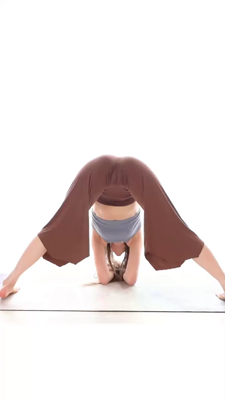 Yoga Slut's Juicy Cameltoe Tease 😈🍑