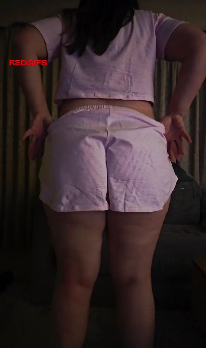Wifebutt round ass reveal