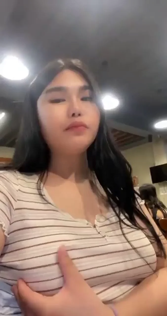 Flashing my Tits on a Public Restaurant