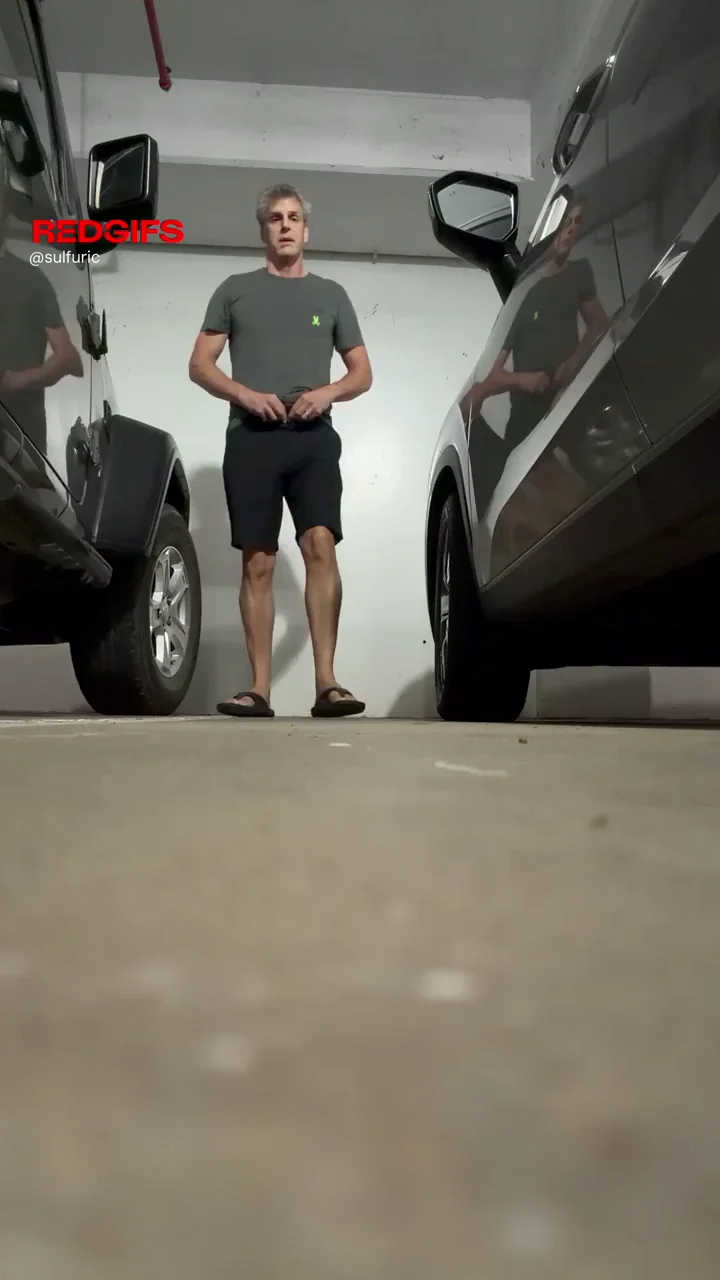 Daddy's Risky Garage Piss 🚗💦😈